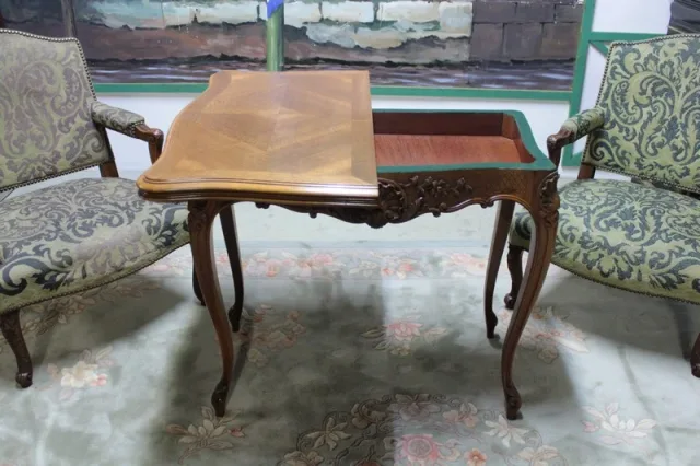 Table à jeux de style Louis XV en noyer XXe
