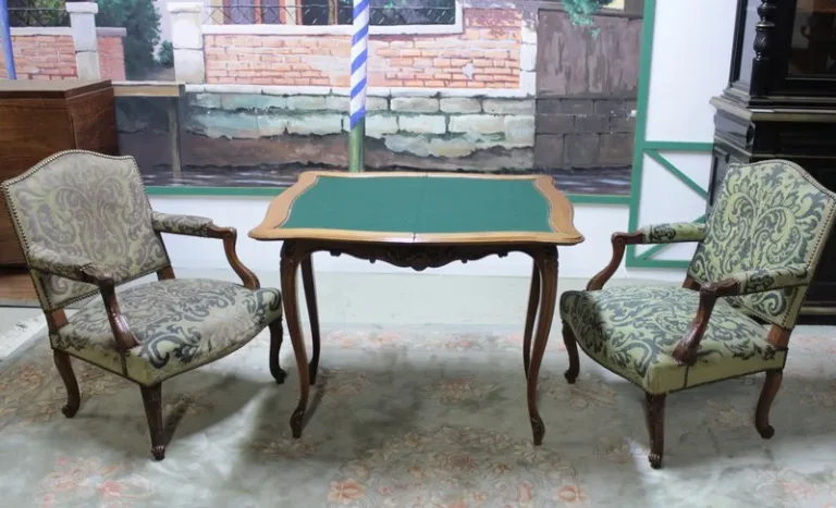 Table à jeux de style Louis XV en noyer XXe