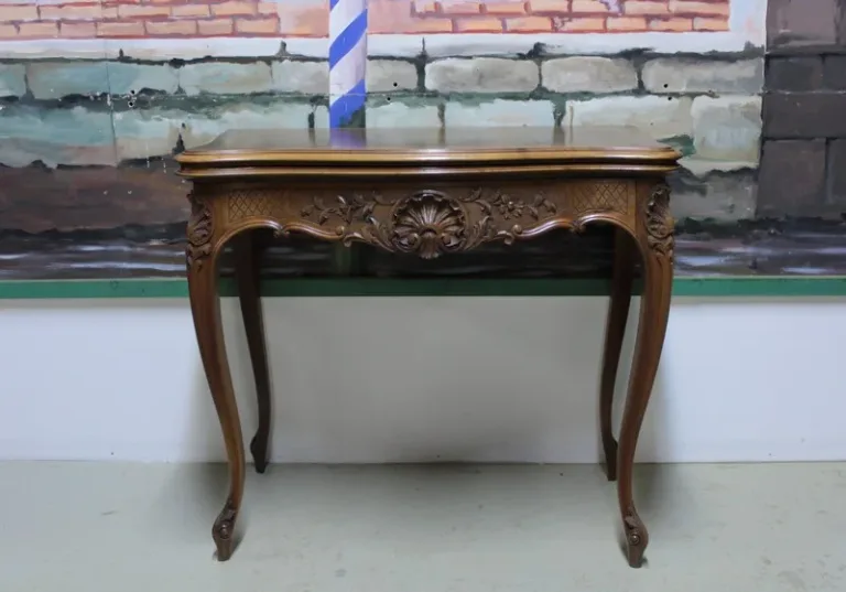Table à jeux de style Louis XV en noyer XXe