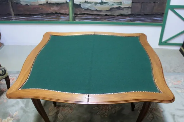 Table à jeux de style Louis XV en noyer XXe