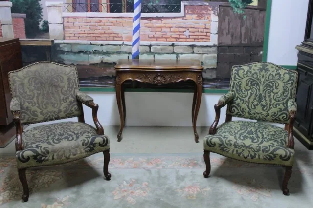 Table à jeux de style Louis XV en noyer XXe