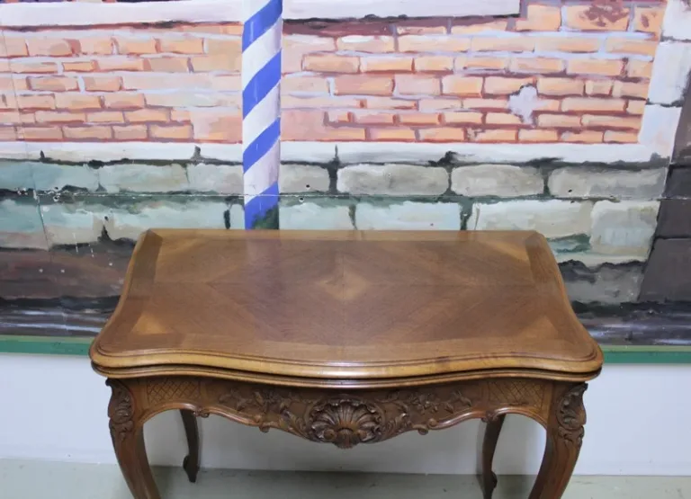 Table à jeux de style Louis XV en noyer XXe