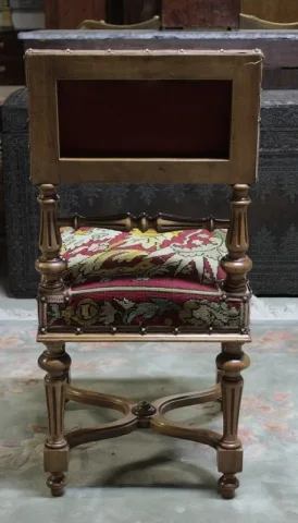 Chaises goût Louis XIV en noyer XXe