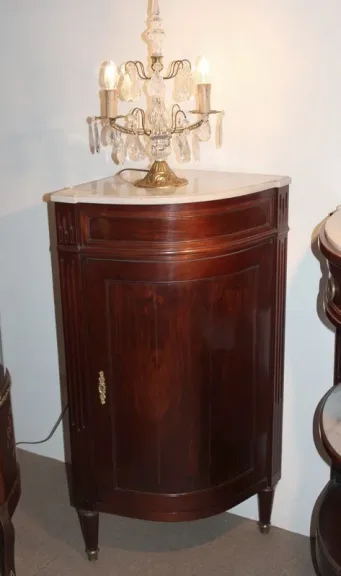Paar LOUIS XVI STIL CORNER CUPBOARDS