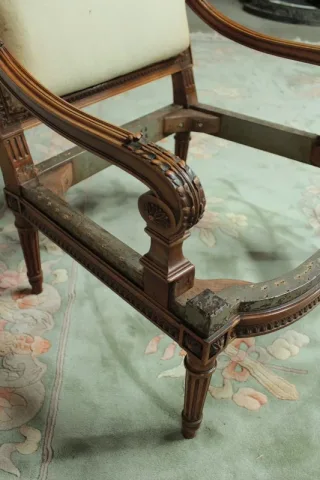 Fauteuil bas Louis XVI en noyer XIXe