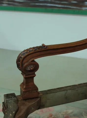 Fauteuil bas Louis XVI en noyer XIXe