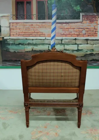 Fauteuil bas Louis XVI en noyer XIXe
