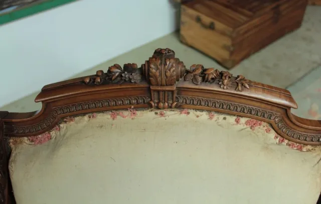 Fauteuil bas Louis XVI en noyer XIXe