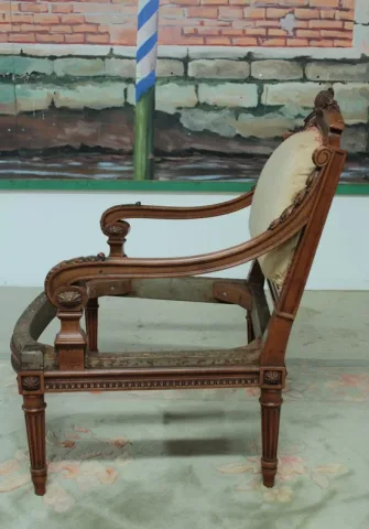 Fauteuil bas Louis XVI en noyer XIXe
