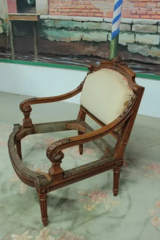 Fauteuil bas Louis XVI en noyer XIXe