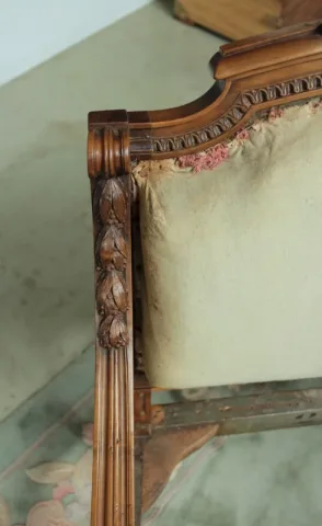 Fauteuil bas Louis XVI en noyer XIXe