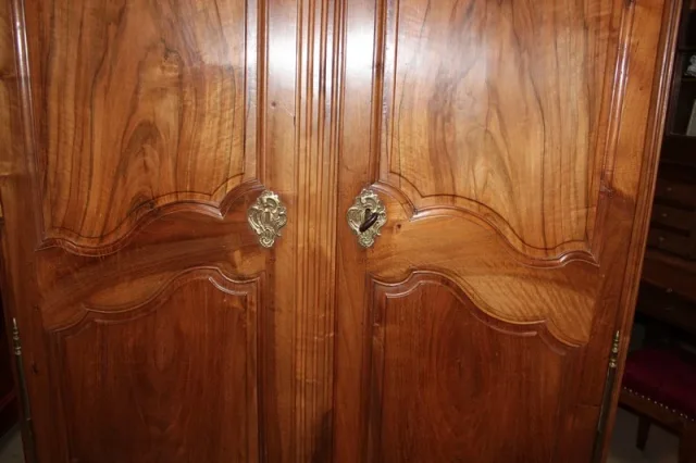 Armoire Louis XV en noyer  XVIIIeme