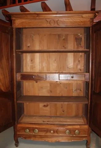 Armoire Louis XV en noyer  XVIIIeme