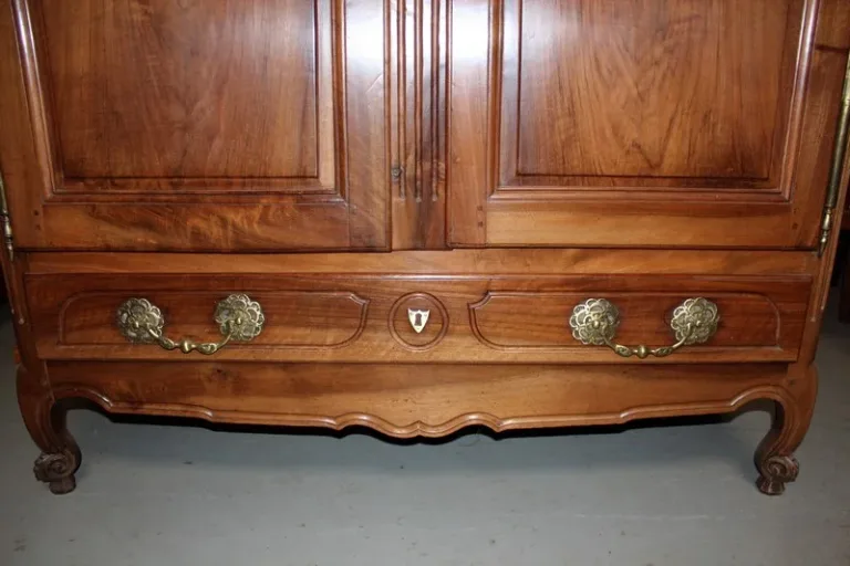 LOUIS XV PRIOD ARMOIRE