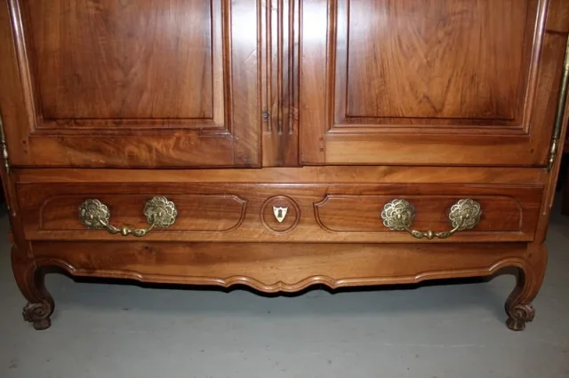 Armoire Louis XV en noyer  XVIIIeme