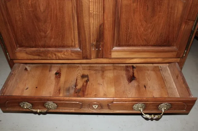 Armoire Louis XV en noyer  XVIIIeme
