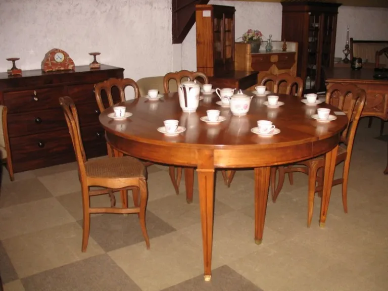 FRANZÖSISCHER DIRECTOIRE-STIL Runder Tisch