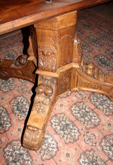 TAVOLA PEDESTALE DI LEGNO