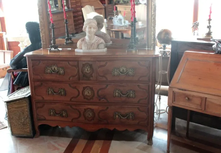 LOUIS XV PERIOD CHEST OF DRAWERS