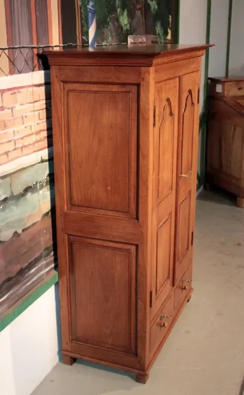 TEAKARMOIRE