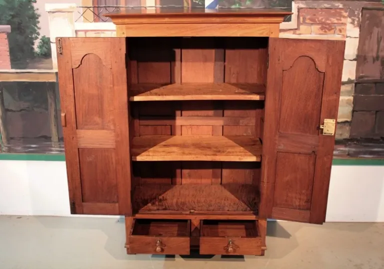 TEAKARMOIRE