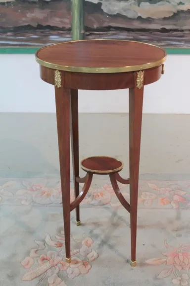 TAVOLO DI STILE LOUIS XVI