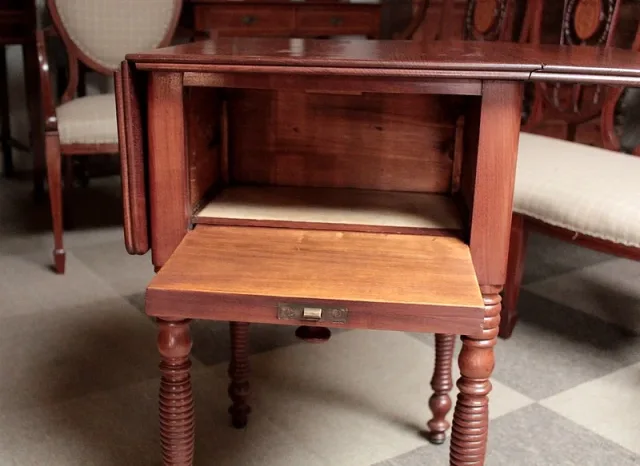 LOUIS PHILIPPE PERIODE DROP-LEAF TABLE