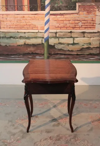 ベッドルームテーブル