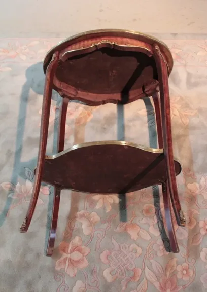 GELEGENTLICHER TISCH