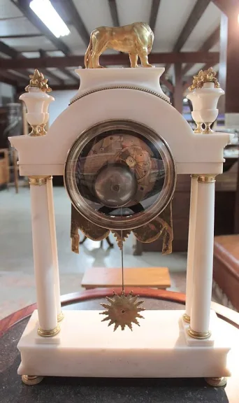 Pendule Portique en Marbre blanc XVIIIeme