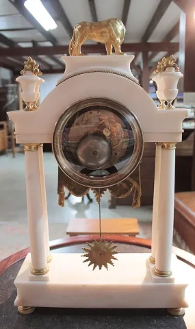 Pendule Portique en Marbre blanc XVIIIeme