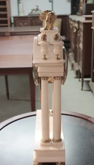 Pendule Portique en Marbre blanc XVIIIeme