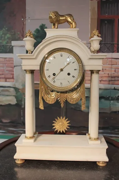Pendule Portique en Marbre blanc XVIIIeme