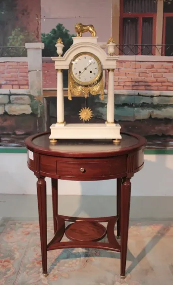 Pendule Portique en Marbre blanc XVIIIeme
