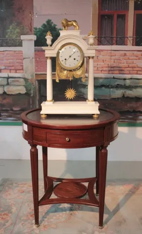 Pendule Portique en Marbre blanc XVIIIeme
