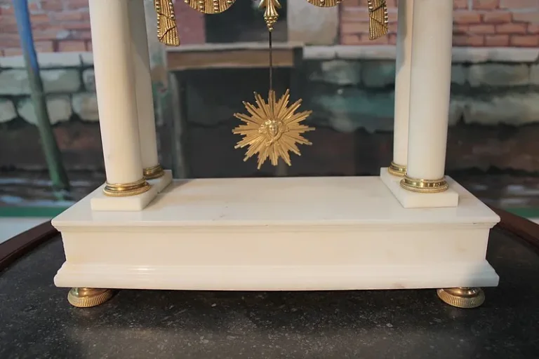 Pendule Portique en Marbre blanc XVIIIeme