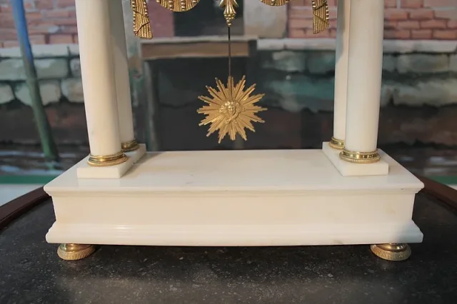 Pendule Portique en Marbre blanc XVIIIeme