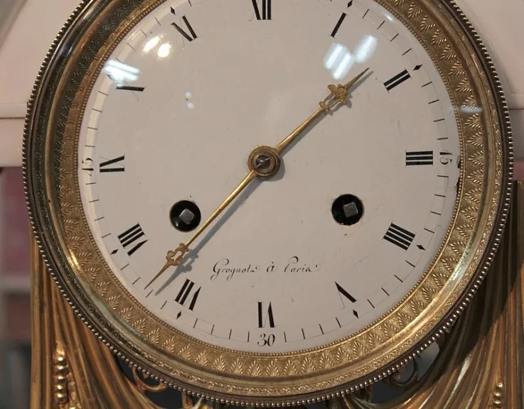 Pendule Portique en Marbre blanc XVIIIeme