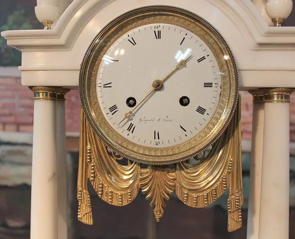 Pendule Portique en Marbre blanc XVIIIeme