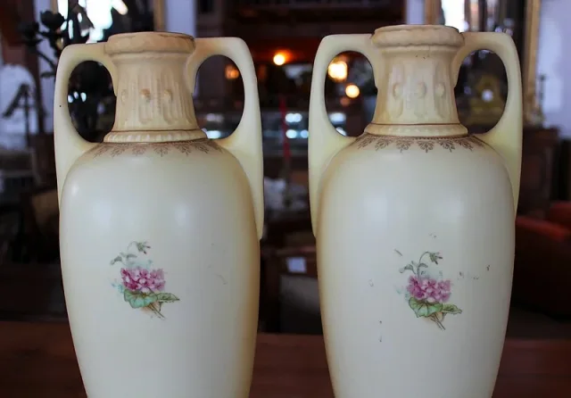PAR DE VASOS DE PORCELANA