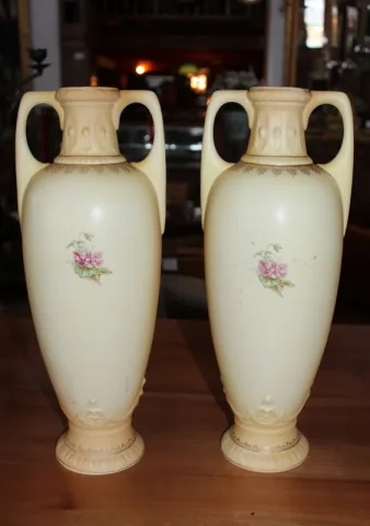 PAR DE VASOS DE PORCELANA