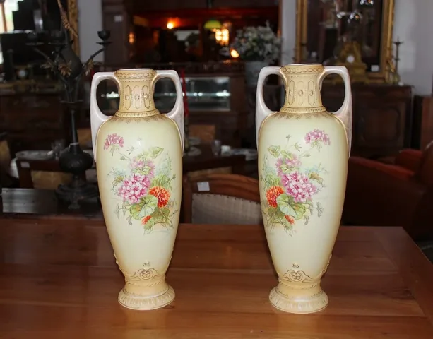 PAR DE VASOS DE PORCELANA