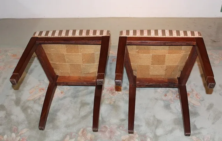PAIR OF DIRECTOIRE STYLE STÜHLE