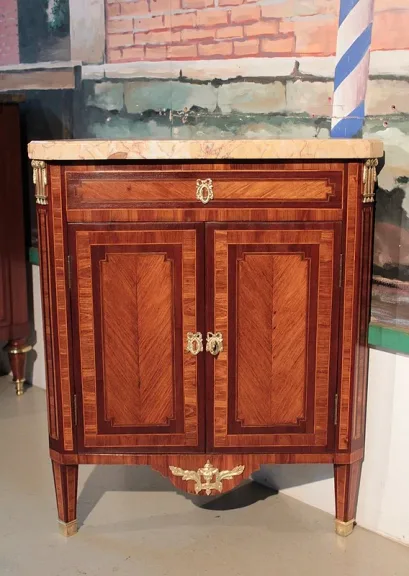 Paar LOUIS XVI STIL CORNER CUPBOARDS