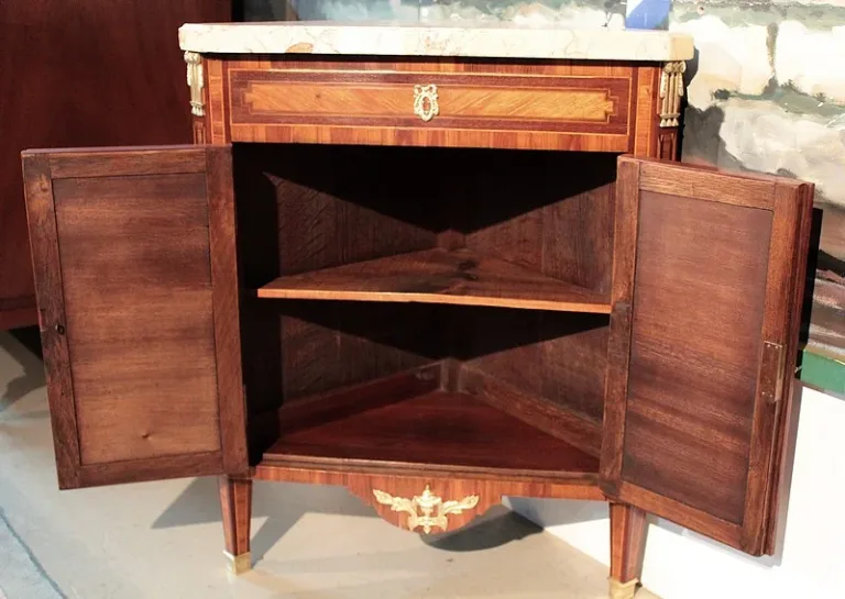 Paar LOUIS XVI STIL CORNER CUPBOARDS