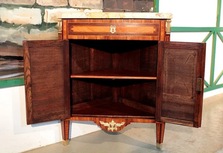 Paar LOUIS XVI STIL CORNER CUPBOARDS