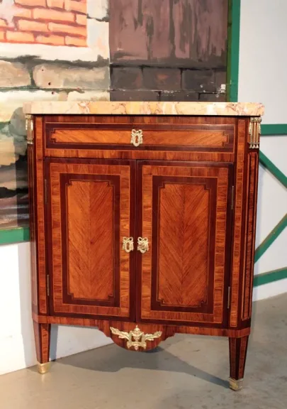 Paar LOUIS XVI STIL CORNER CUPBOARDS