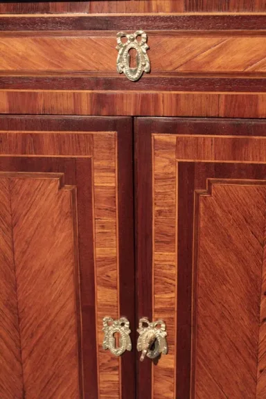 Paar LOUIS XVI STIL CORNER CUPBOARDS