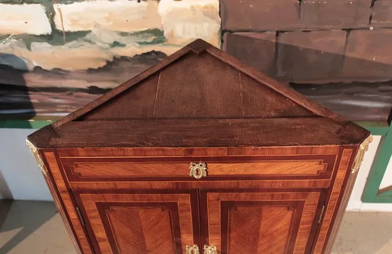 Paar LOUIS XVI STIL CORNER CUPBOARDS