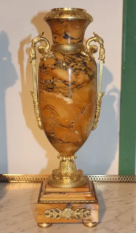 MANTLE GARNITURE